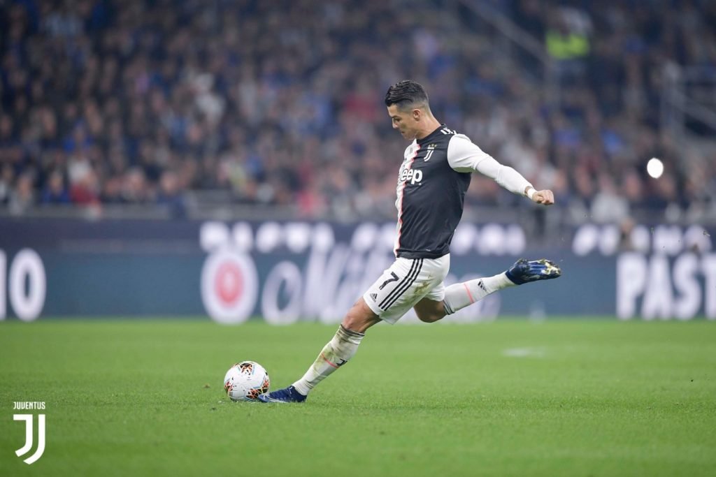 Cristiano Ronaldo lanzando una falta | Foto: Juventus FC
