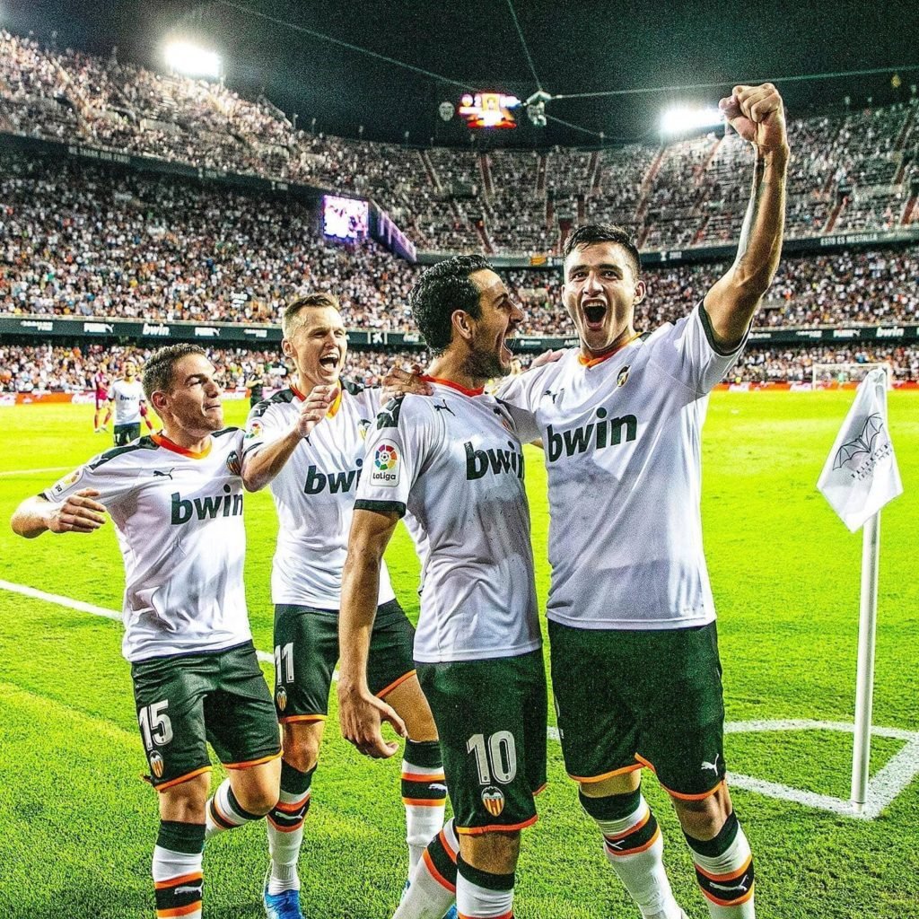 Los goleadores del Valencia celebrando los tantos de la victoria | Fuente :@ValenciaCF