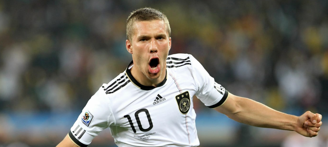 Lukas Podolski celebrando el primer gol del encuentro