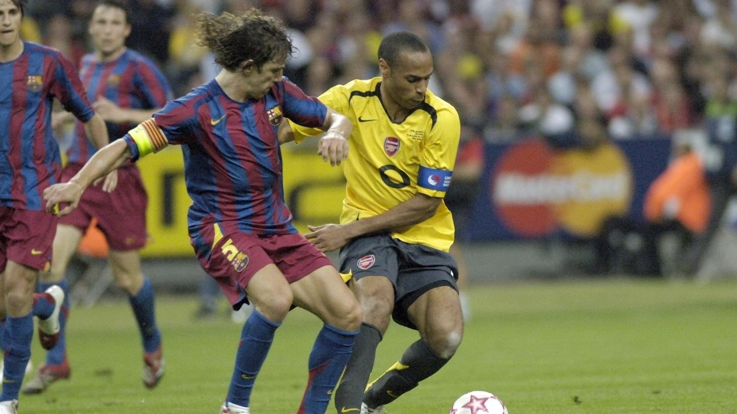 Puyol y Henry pugnando por el esférico | Foto: UEFA.COM