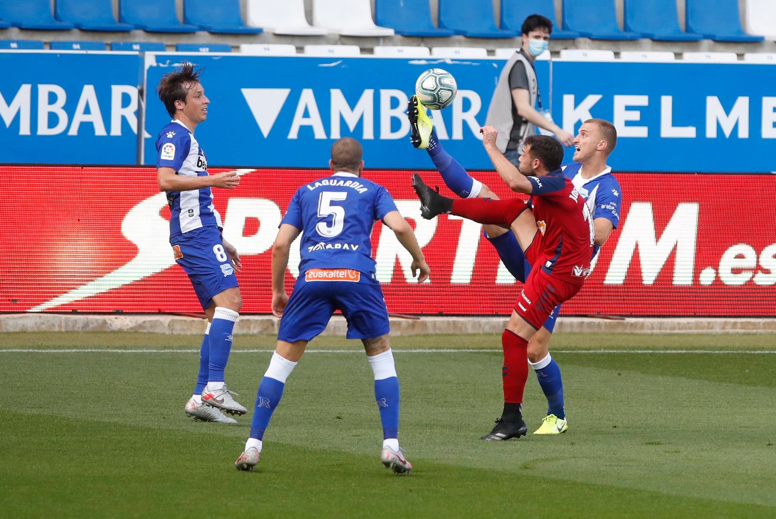 Máxima intensidad de los jugadores del Alavés y del Osasuna en el centro del campo | Foto: CA Osasuna