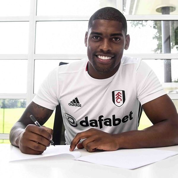 Cavaleiro firmando con el Fulham | Foto: Fulham