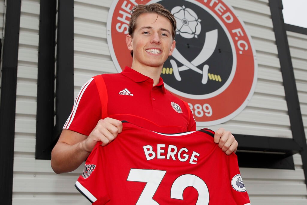 Berge posa con la camiseta del Sheffield | Foto: Premier League