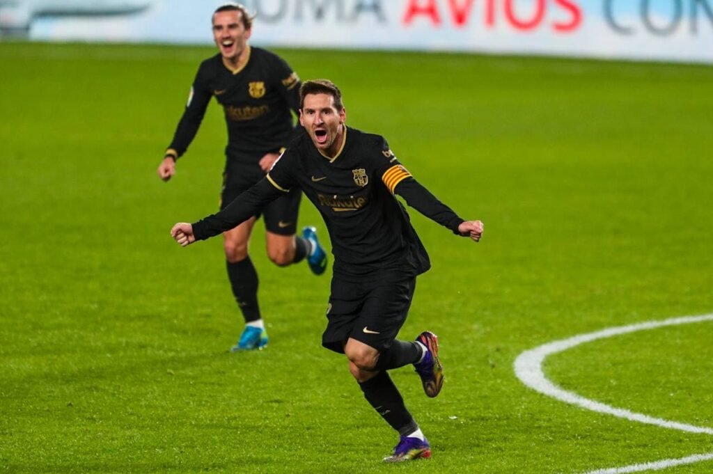 Lionel Messi celebra con alegría su segundo gol de falta