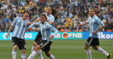 Heinze festeja el primer gol argentino en Sudáfrica 2010