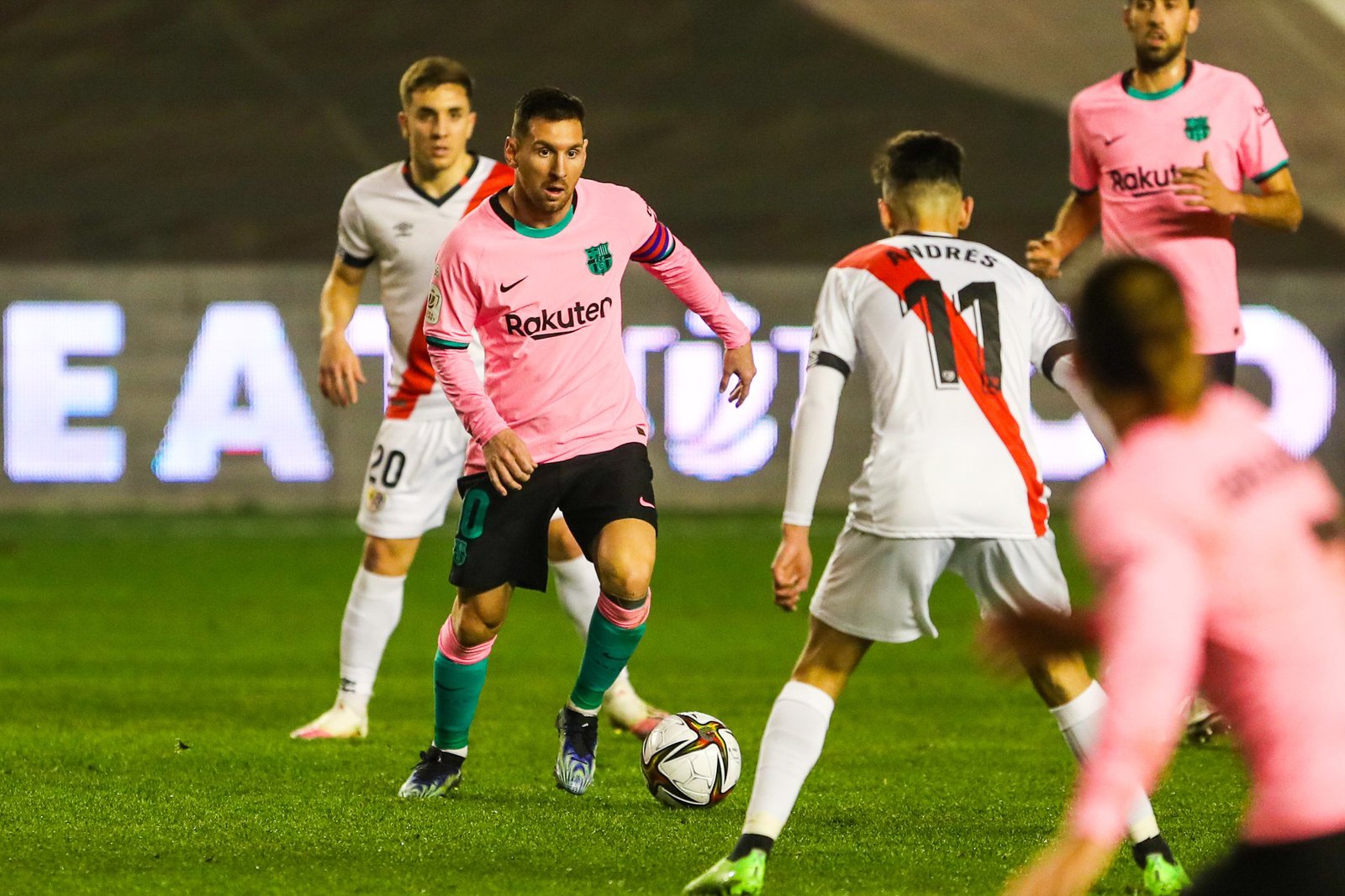 Messi buscando hueco entre la defensa del Rayo Vallecano | Foto: FC Barcelona