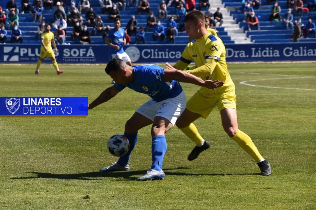 Chendo defiende el esférico con uñas y dientes/ Fuente: Linares Deportivo