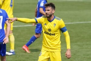 El capitán del Cádiz posiciona a los suyos/ Fuente: Cádiz CF